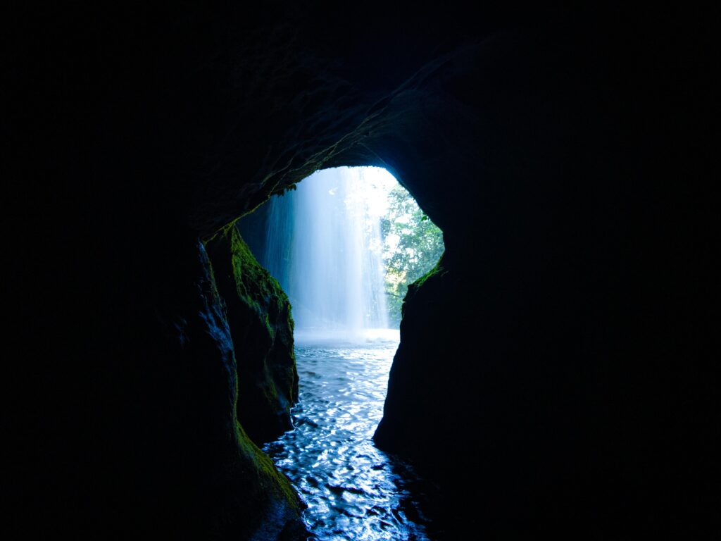 Cuevas y cascadas