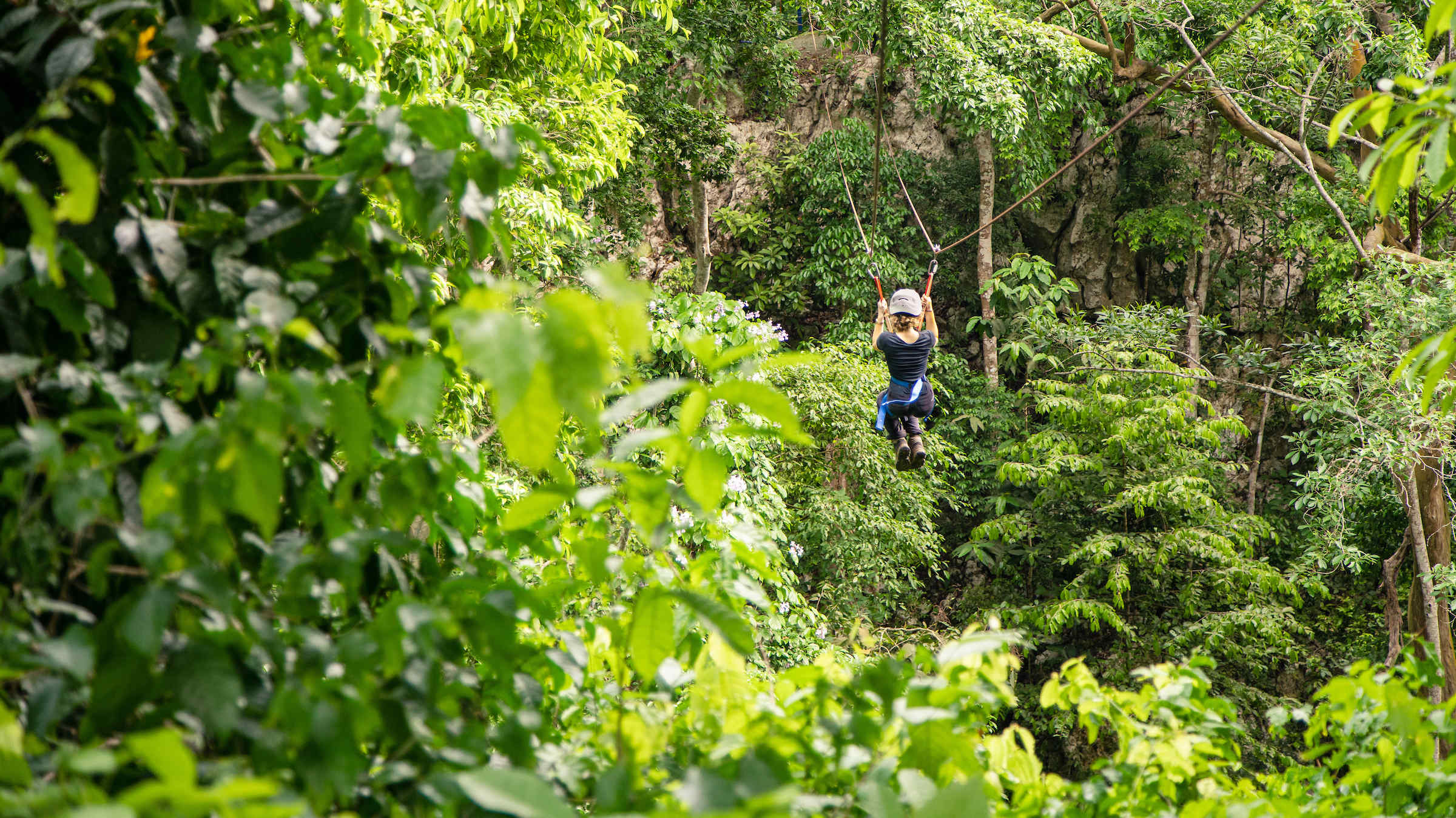 Awake Travel | Canyoning, espeleología y canopy en reserva natural Roca Madre